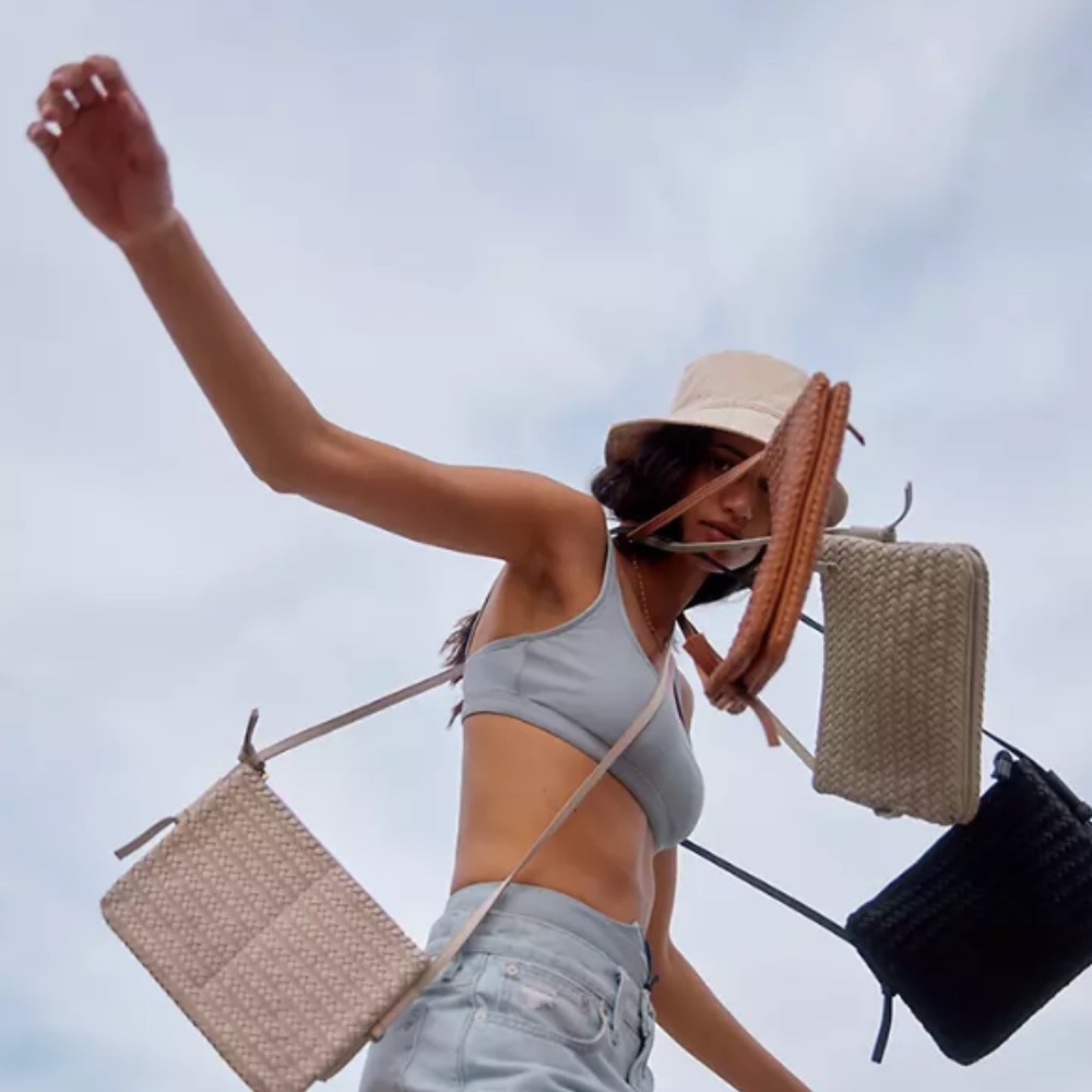 Madewell • The Knotted Crossbody Bag in Woven Leather • Black